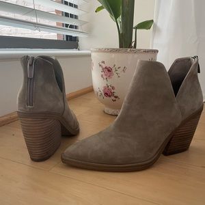 VINCE CAMUTO Gigietta Bootie - size 8